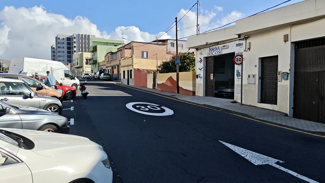 Zona de aparcamiento próxima a la tienda Innova Descanso en La Laguna