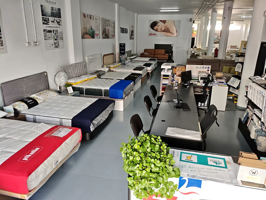 Exposición de colchones disponibles para probar en la tienda Innova Descanso