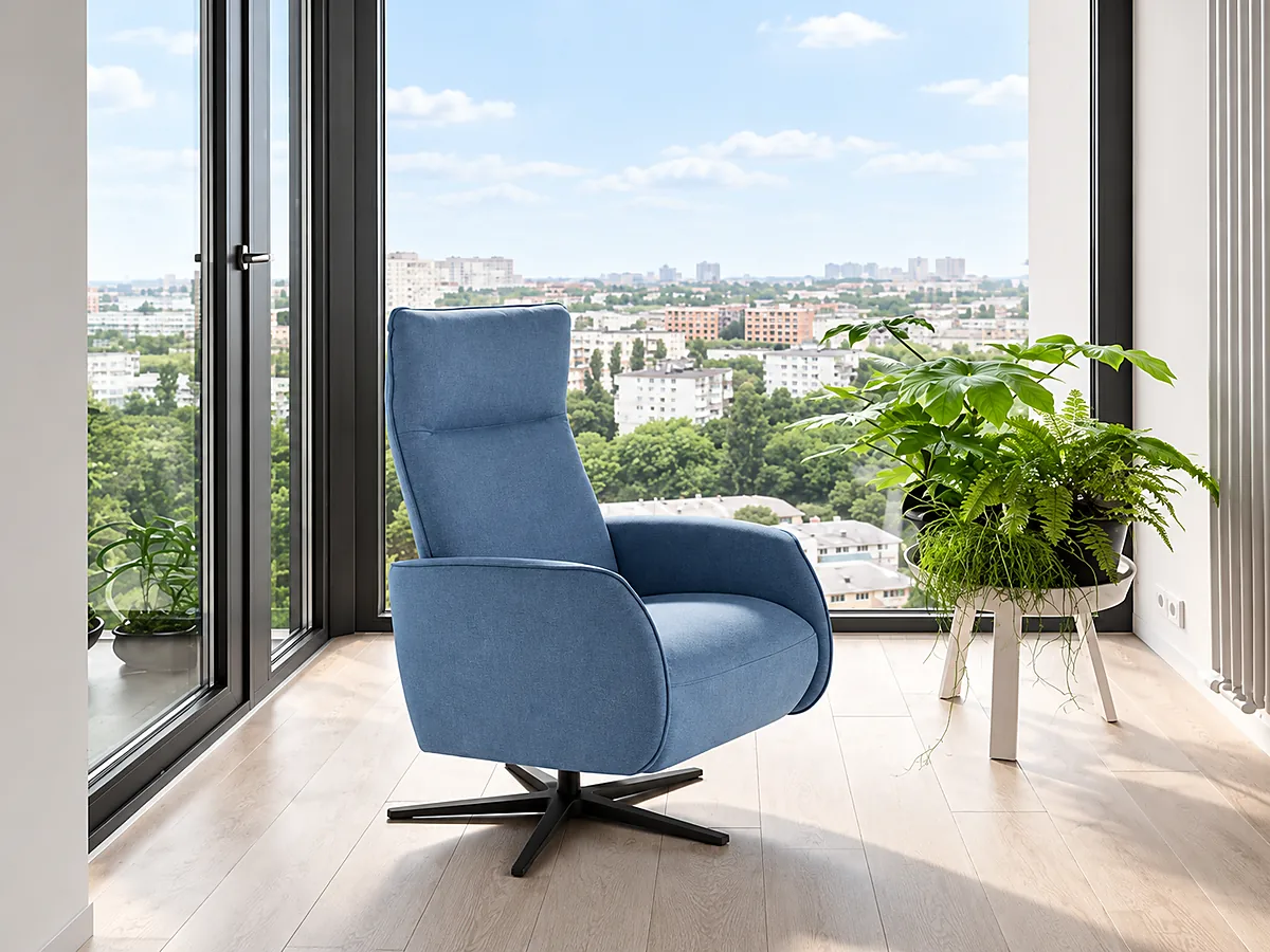 Sillón ALBERTA azul con base giratoria en una estancia luminosa