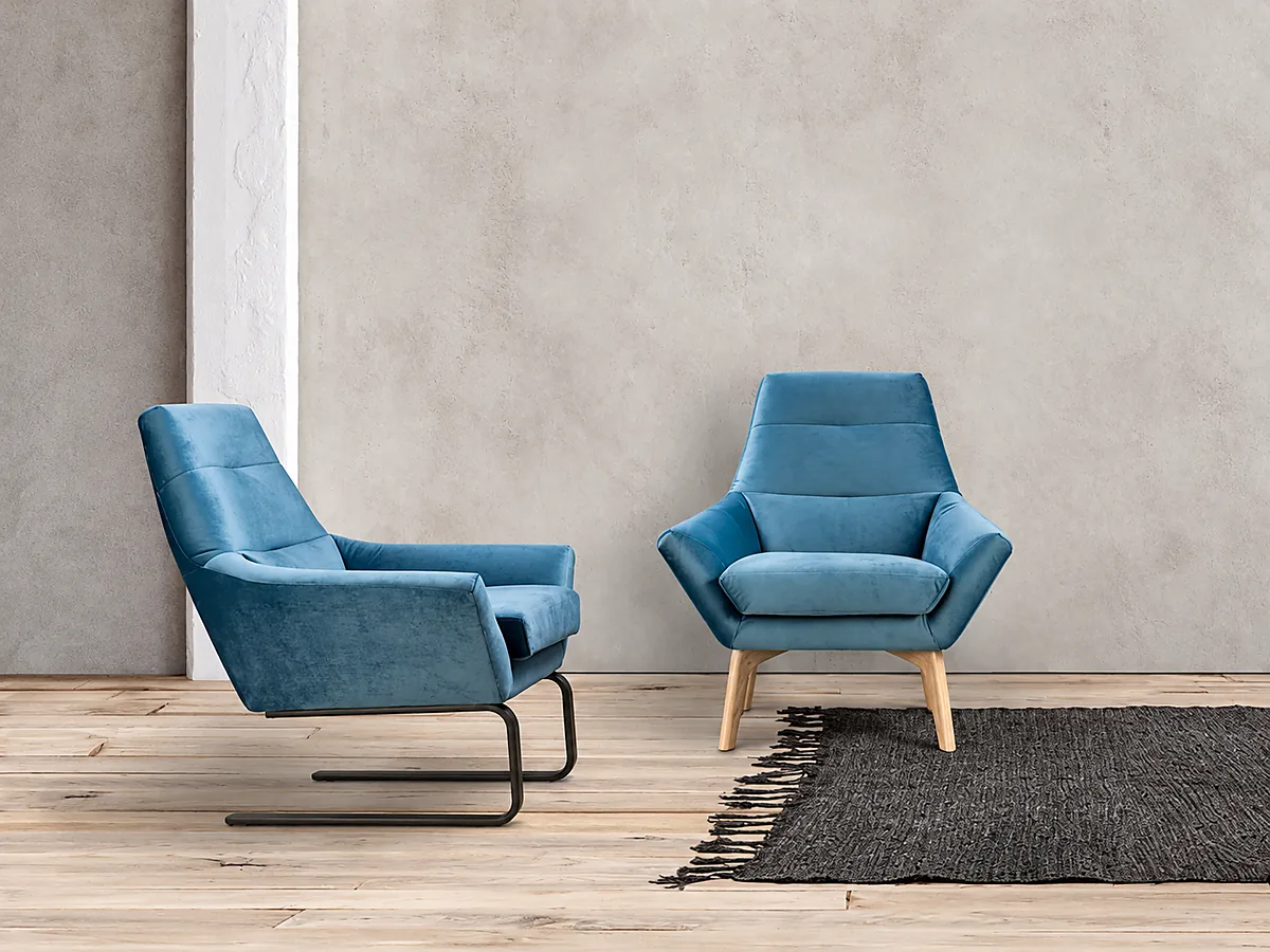 Dos sillones SIRA azules fijos, uno de perfil y otro frontal