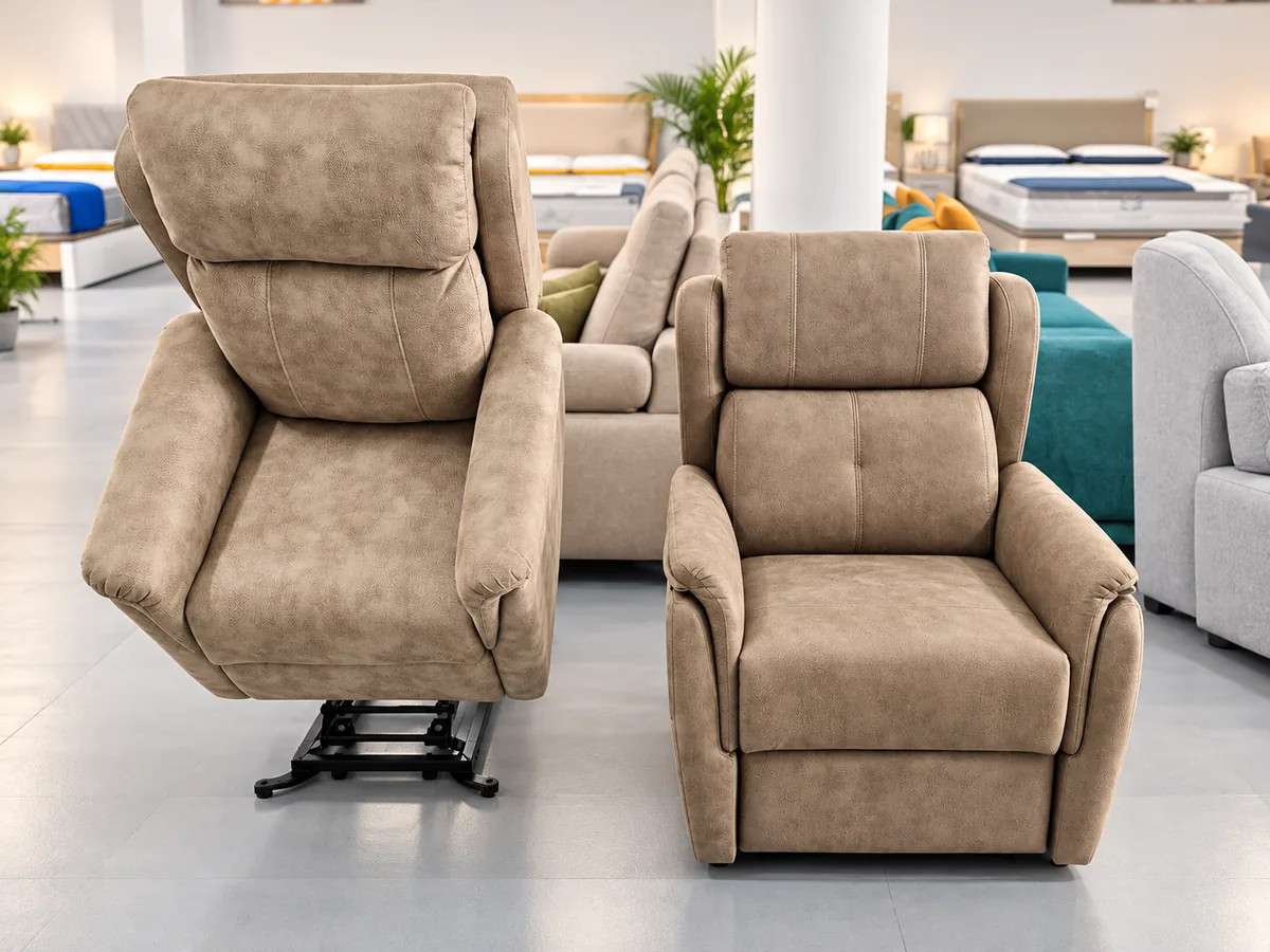 Dos sillones de descanso tapizados en tono beige expuestos en la tienda Innova Descanso de La Laguna